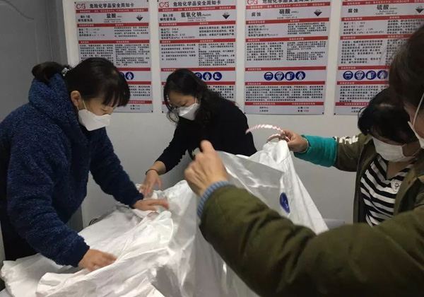 白天在社區防疫，晚上點燈熬油為“戰士”添“戰袍”