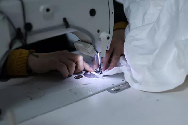 防護服緊缺？這家僅用了5天時間轉產防護服，日產量已達9000件