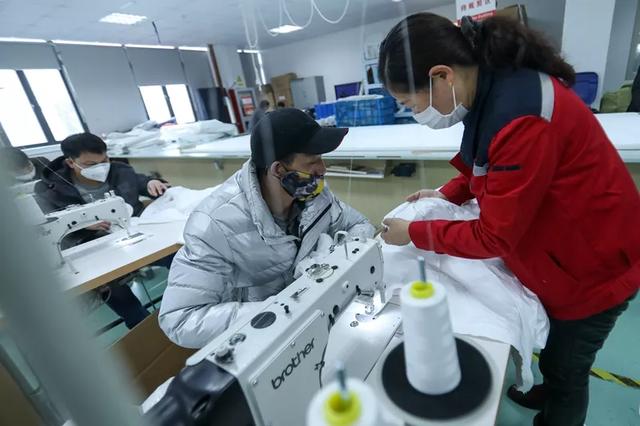 防護服緊缺？這家僅用了5天時間轉產防護服，日產量已達9000件
