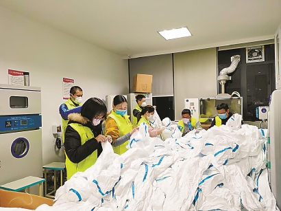 防護服生產車間：寧愿返工，也不能讓防護服有一點“破”