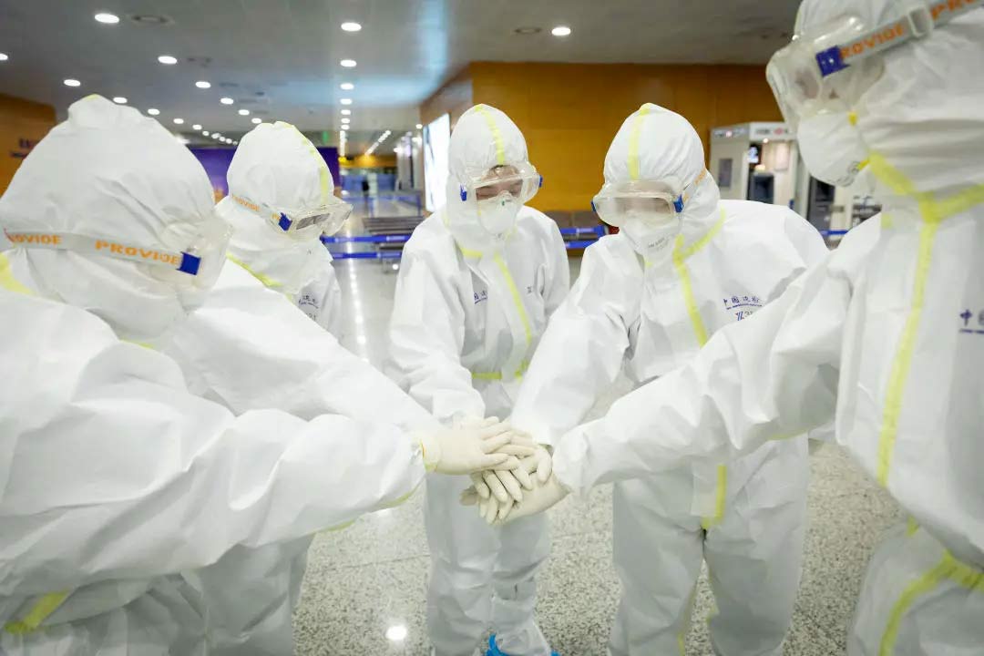 身穿誠格防護服的&ldquo;守滬者&rdquo; 24小時奮戰(zhàn)在浦東國際機場口岸防疫一線