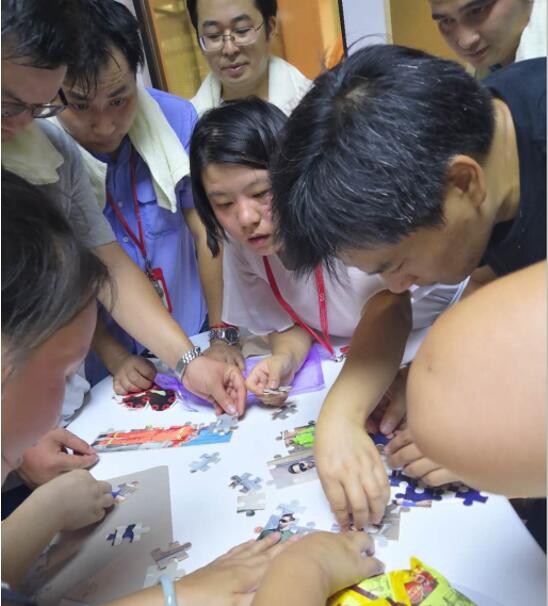 (拼圖闖關游戲)這是一個智力與體力并存的活動!