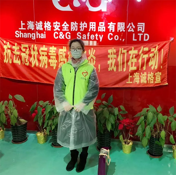 攜手戰(zhàn)“疫”,逆風(fēng)而上,上海志愿者助力抗疫防護(hù)服生產(chǎn)