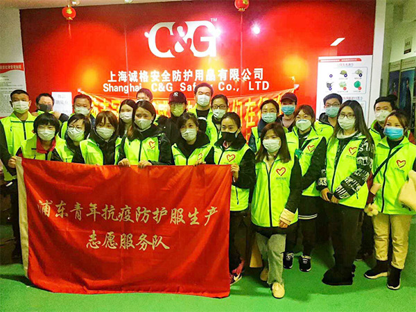 攜手戰(zhàn)“疫”,逆風(fēng)而上,上海志愿者助力抗疫防護(hù)服生產(chǎn)