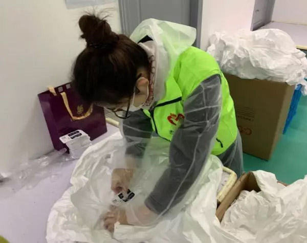 攜手戰(zhàn)“疫”,逆風(fēng)而上,上海志愿者助力抗疫防護(hù)服生產(chǎn)