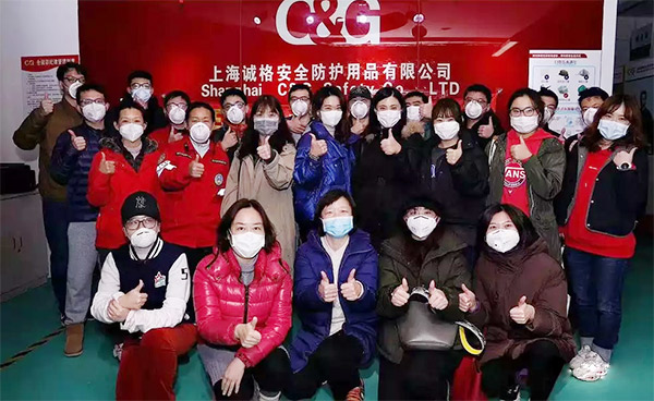 攜手戰(zhàn)“疫”,逆風(fēng)而上,上海志愿者助力抗疫防護(hù)服生產(chǎn)